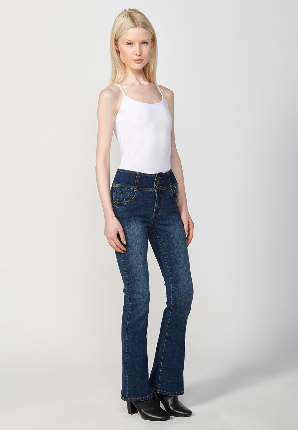 Pantalón denim push up cinco bolsillos con cintura fajín con bordado y aplicaciones metalicas en bolsillos para mujer en color azul oscuro