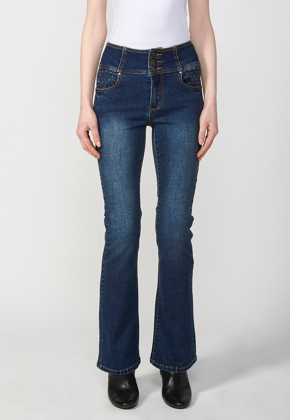 Pantalón denim push up cinco bolsillos con cintura fajín con bordado y aplicaciones metalicas en bolsillos para mujer en color azul oscuro