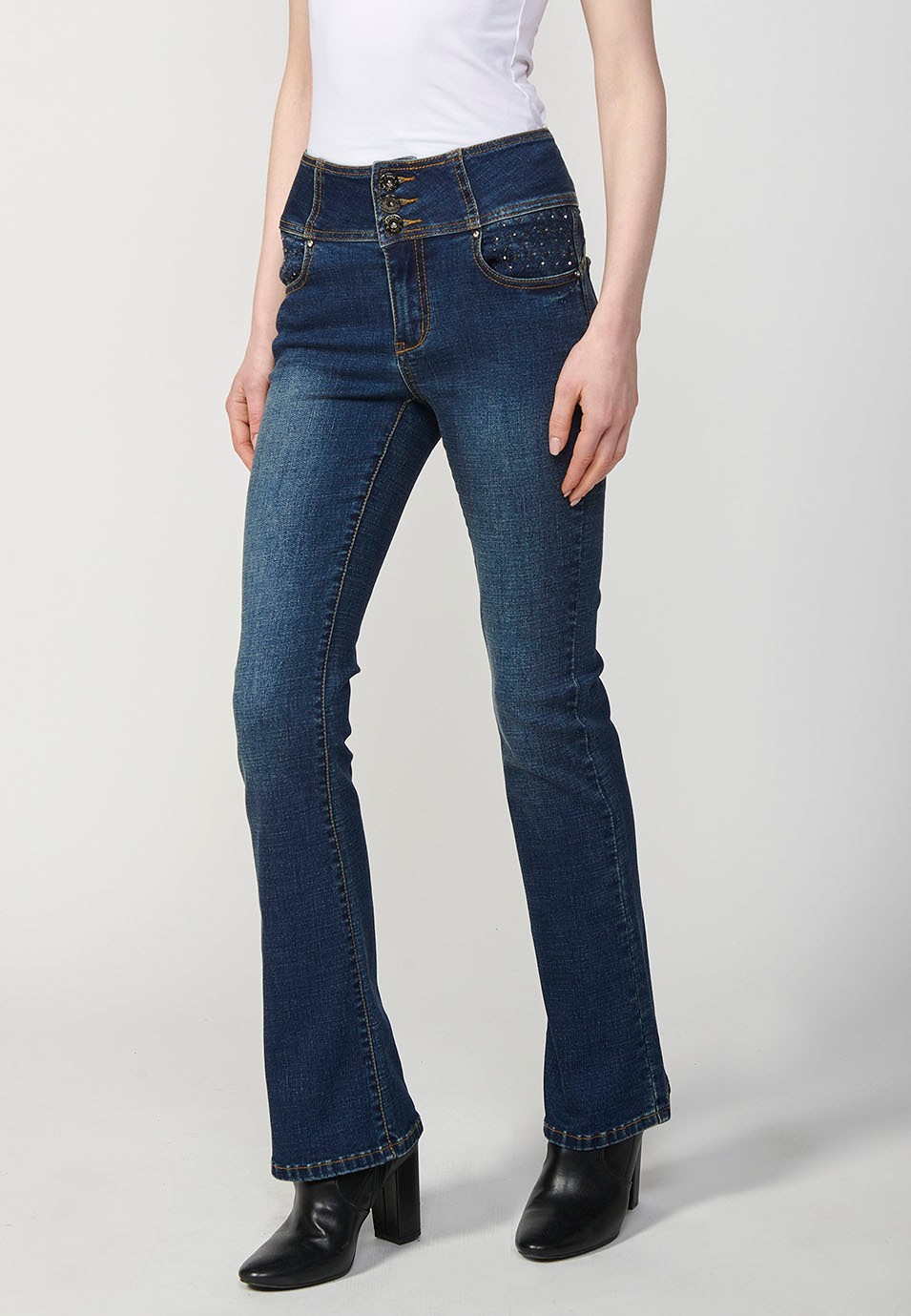 Pantalón denim push up cinco bolsillos con cintura fajín con bordado y aplicaciones metalicas en bolsillos para mujer en color azul oscuro
