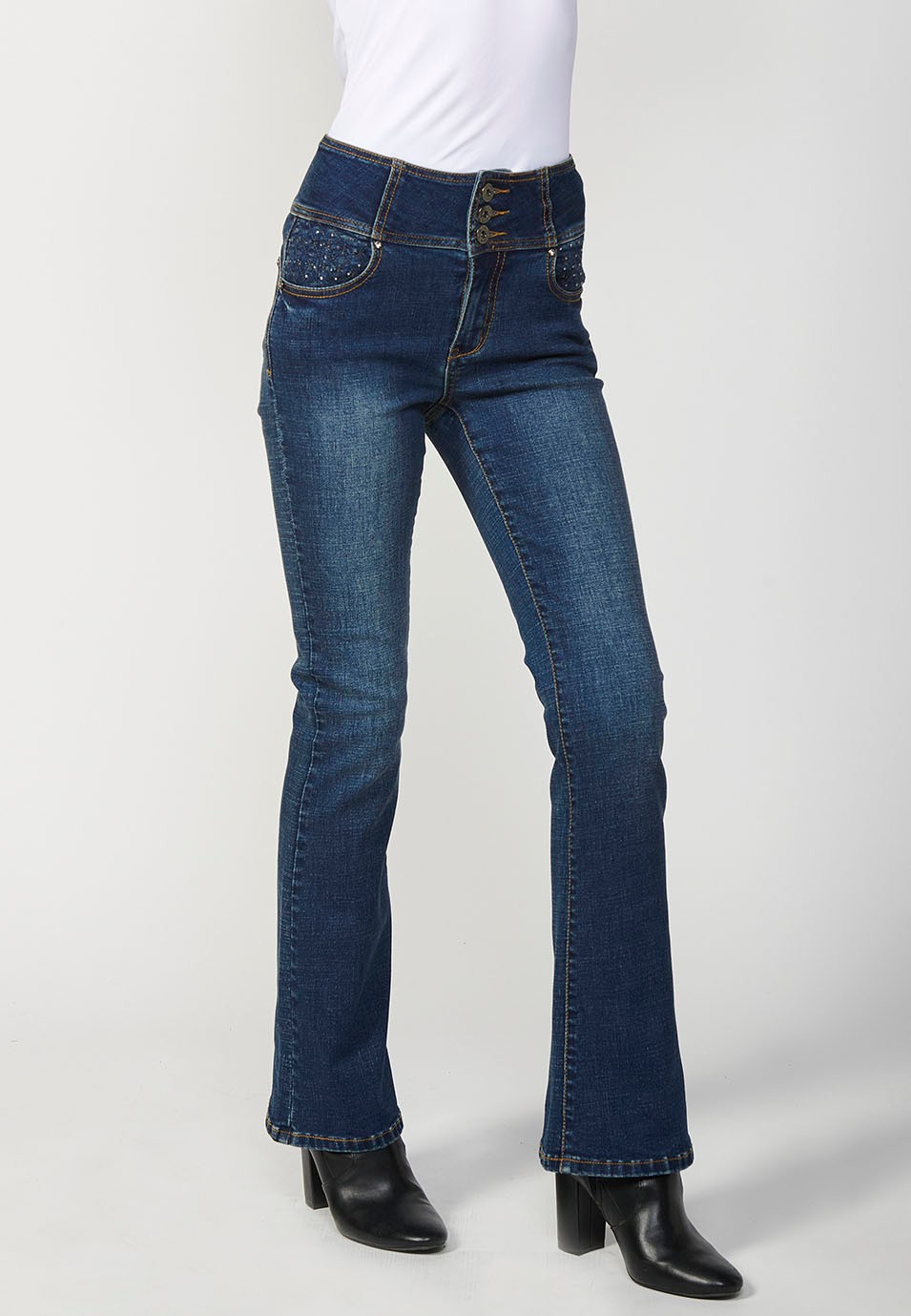 Pantalón denim push up cinco bolsillos con cintura fajín con bordado y aplicaciones metalicas en bolsillos para mujer en color azul oscuro