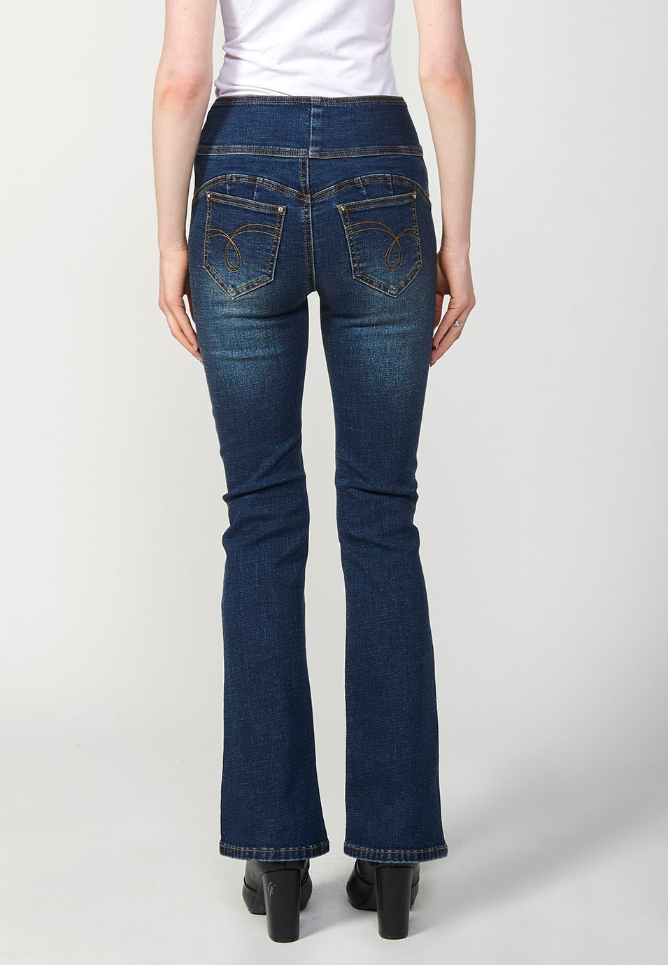 Pantalón denim push up cinco bolsillos con cintura fajín con bordado y aplicaciones metalicas en bolsillos para mujer en color azul oscuro