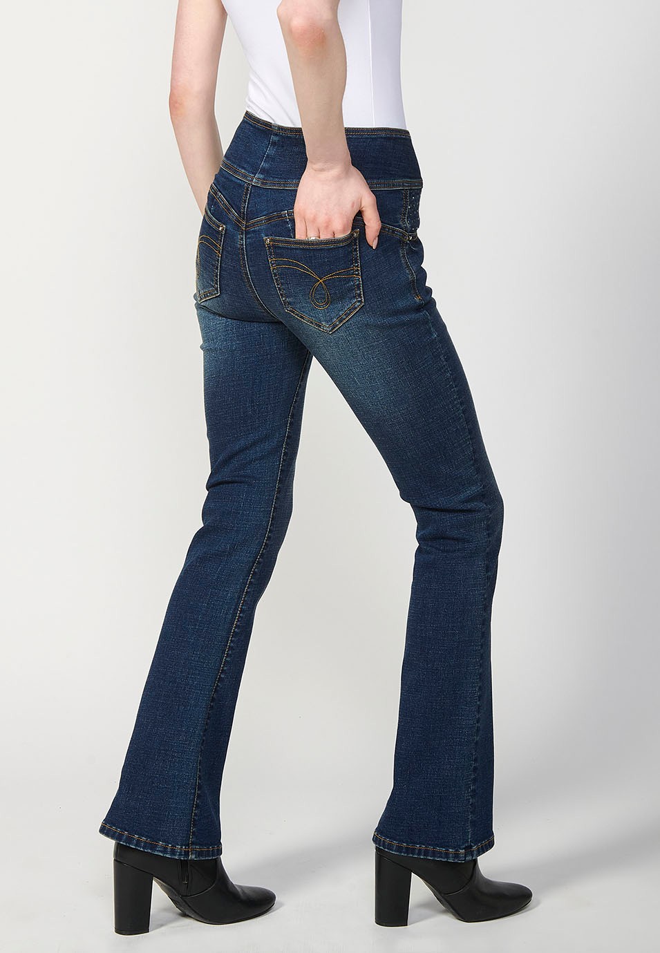 Pantalón denim push up cinco bolsillos con cintura fajín con bordado y aplicaciones metalicas en bolsillos para mujer en color azul oscuro