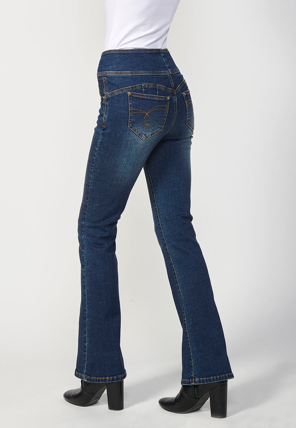 Pantalón denim push up cinco bolsillos con cintura fajín con bordado y aplicaciones metalicas en bolsillos para mujer en color azul oscuro