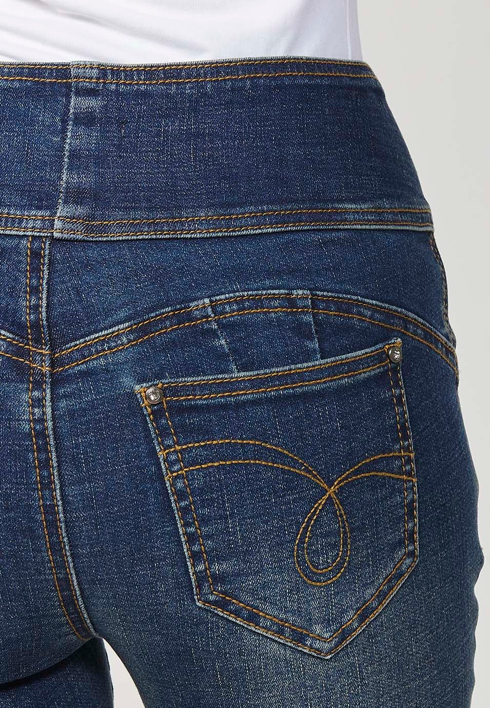 Pantalón denim push up cinco bolsillos con cintura fajín con bordado y aplicaciones metalicas en bolsillos para mujer en color azul oscuro