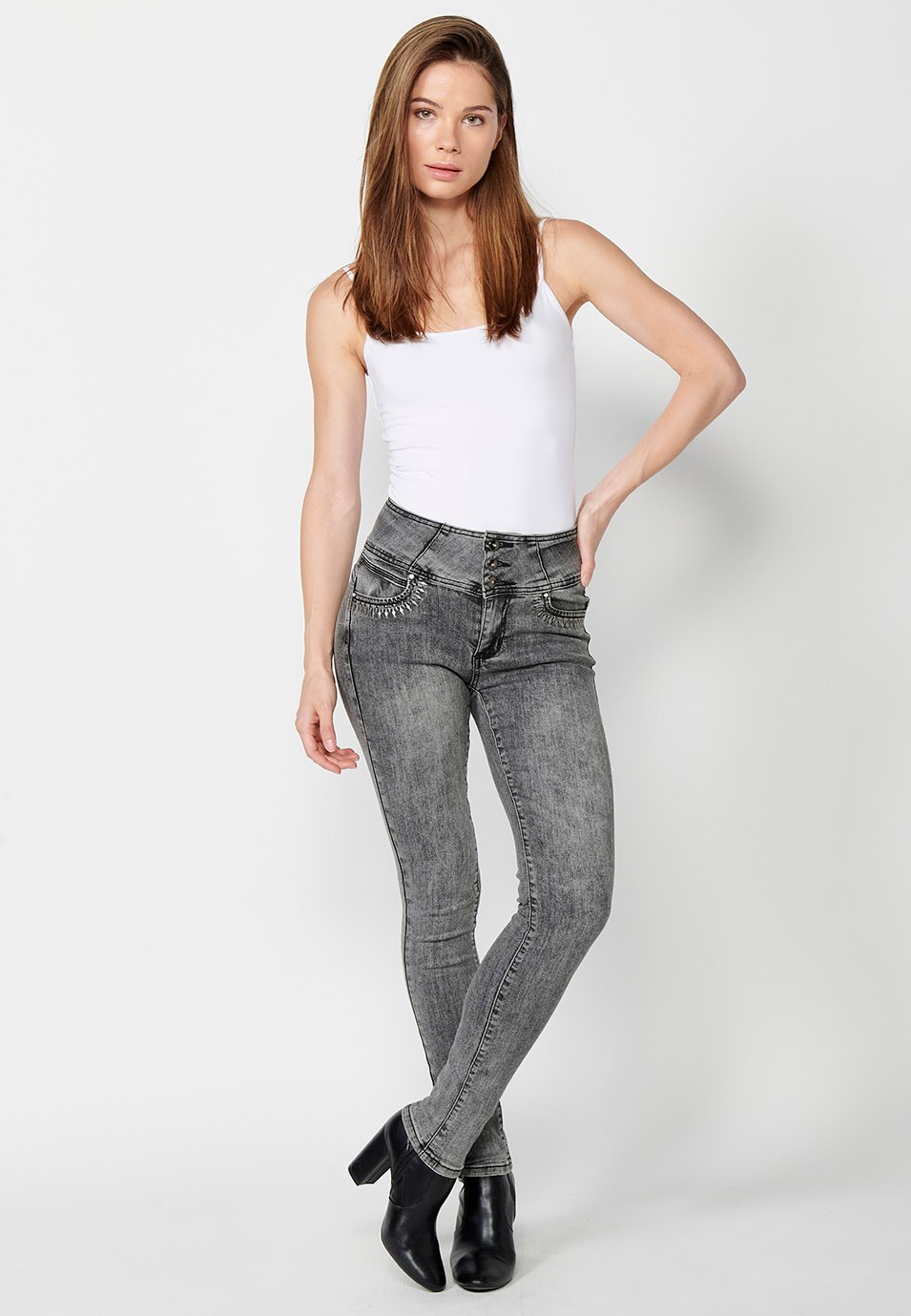 Pantalón denim push up ajustado cinco bolsillos y cintura fajín con detalles bordados y aplicaciones metálicas para mujer en color gris