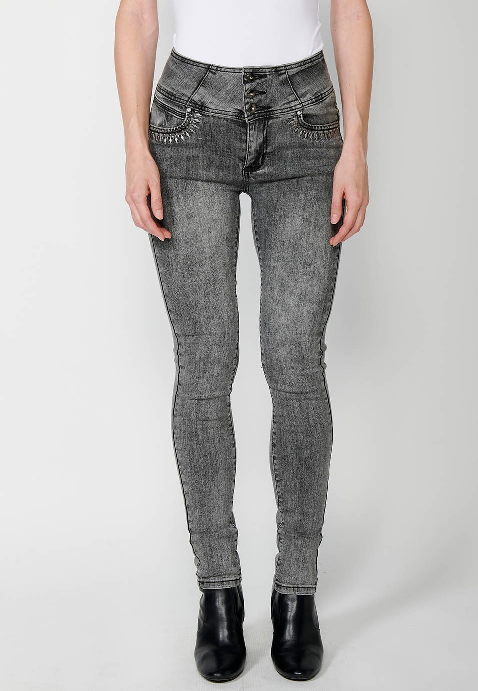 Pantalón denim push up ajustado cinco bolsillos y cintura fajín con detalles bordados y aplicaciones metálicas para mujer en color gris