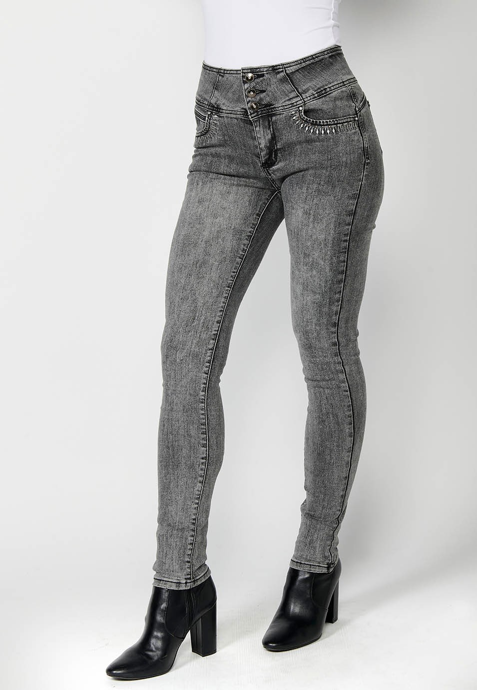 Pantalón denim push up ajustado cinco bolsillos y cintura fajín con detalles bordados y aplicaciones metálicas para mujer en color gris