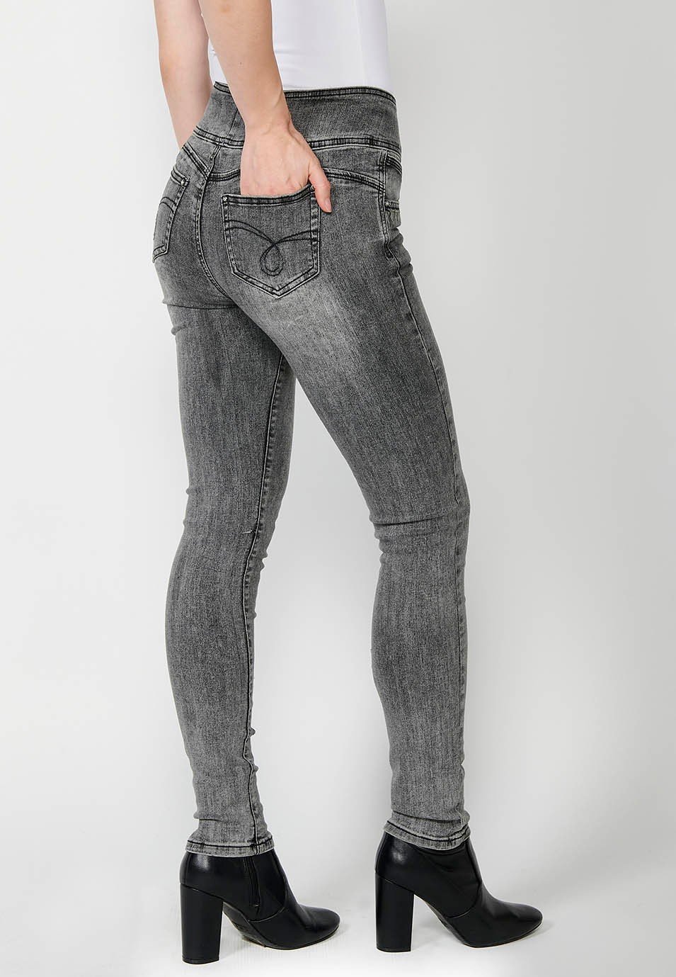 Pantalón denim push up ajustado cinco bolsillos y cintura fajín con detalles bordados y aplicaciones metálicas para mujer en color gris