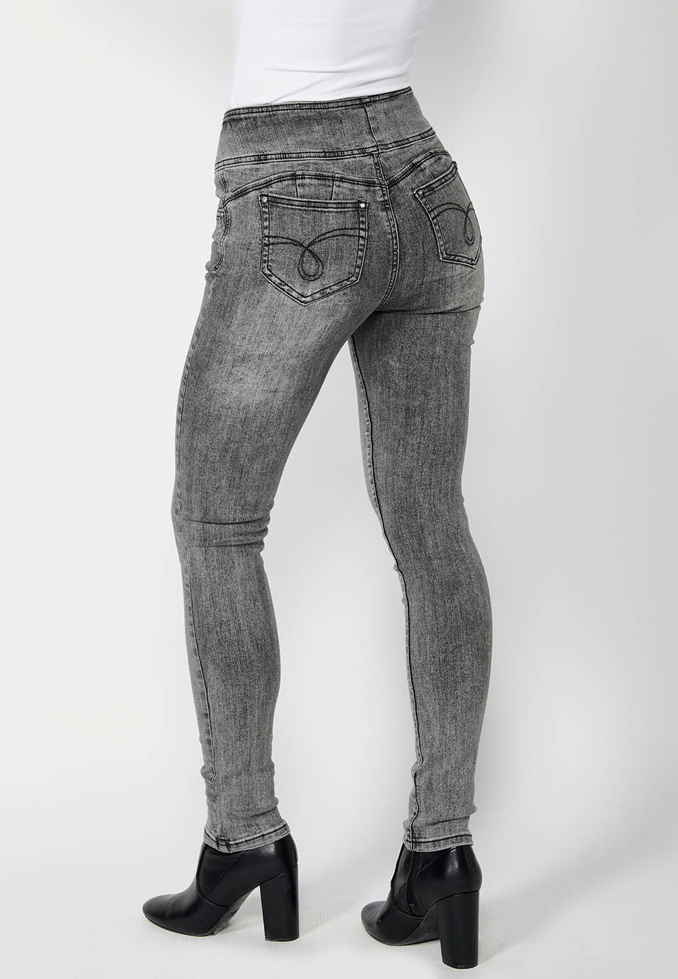 Pantalón denim push up ajustado cinco bolsillos y cintura fajín con detalles bordados y aplicaciones metálicas para mujer en color gris