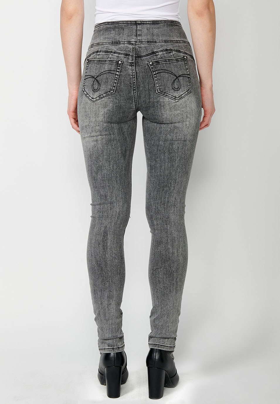 Pantalón denim push up ajustado cinco bolsillos y cintura fajín con detalles bordados y aplicaciones metálicas para mujer en color gris