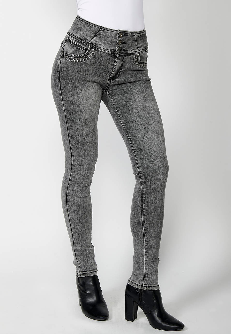 Pantalón denim push up ajustado cinco bolsillos y cintura fajín con detalles bordados y aplicaciones metálicas para mujer en color gris