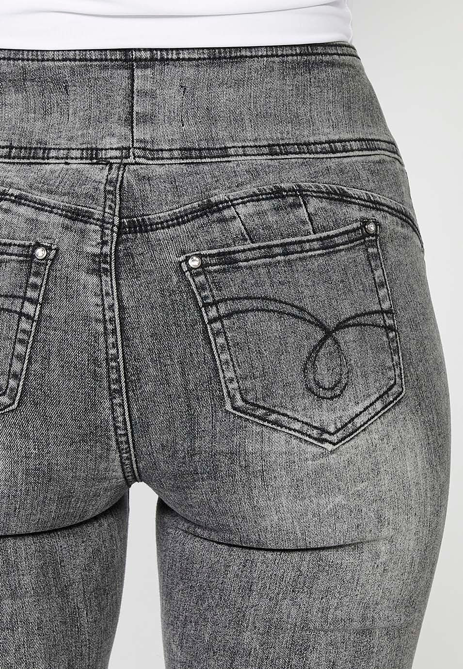 Pantalón denim push up ajustado cinco bolsillos y cintura fajín con detalles bordados y aplicaciones metálicas para mujer en color gris