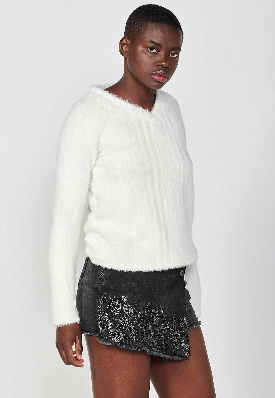 Jersei tricot de màniga llarga amb Coll bec i efecte pèl amb mini ratlles de lurex en color cru per a Dona