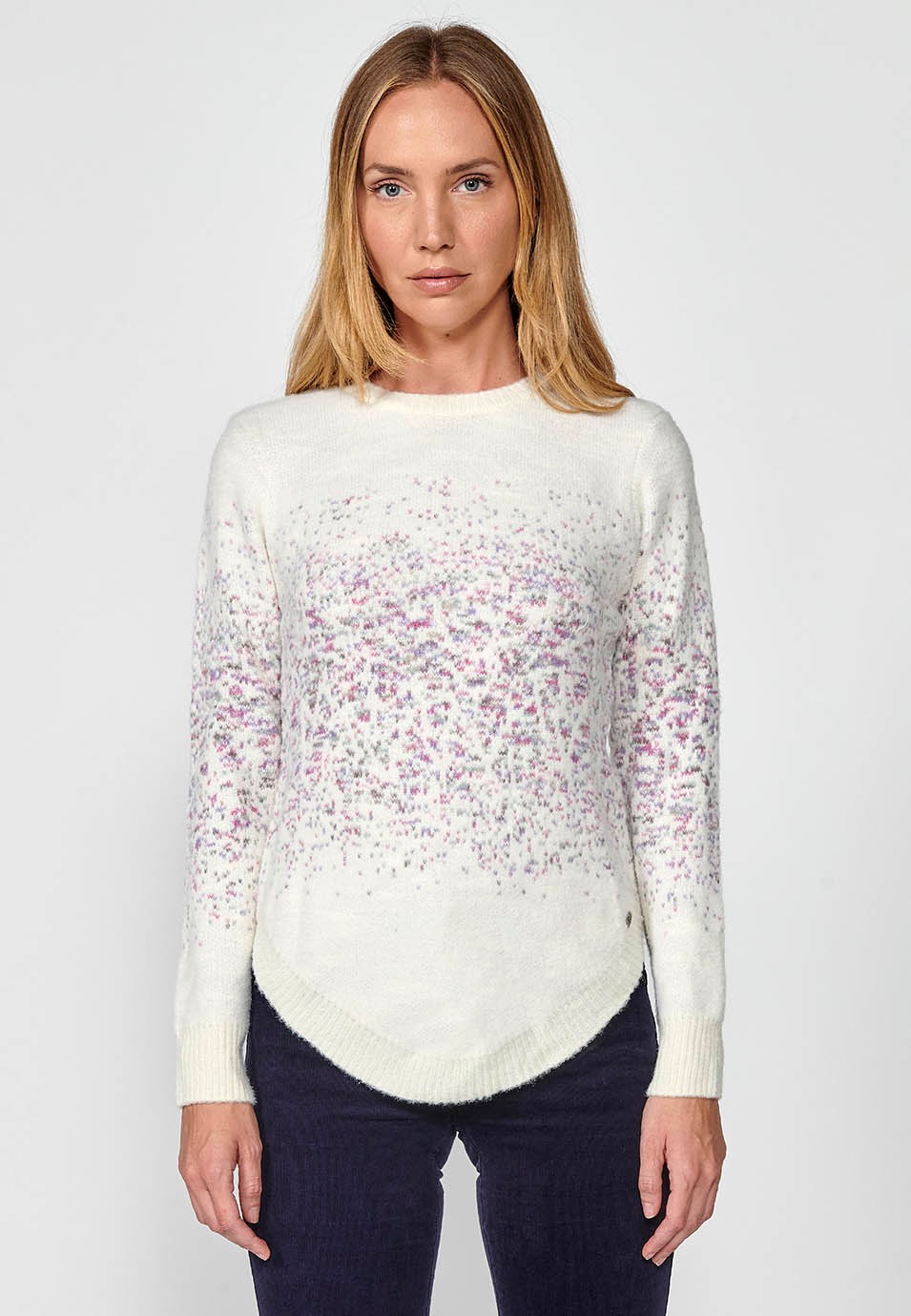 Jersey manga larga cuello redondo con jacquard moteado para mujer en color crudo