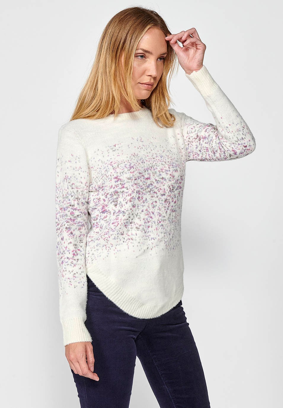 Jersey manga larga cuello redondo con jacquard moteado para mujer en color crudo