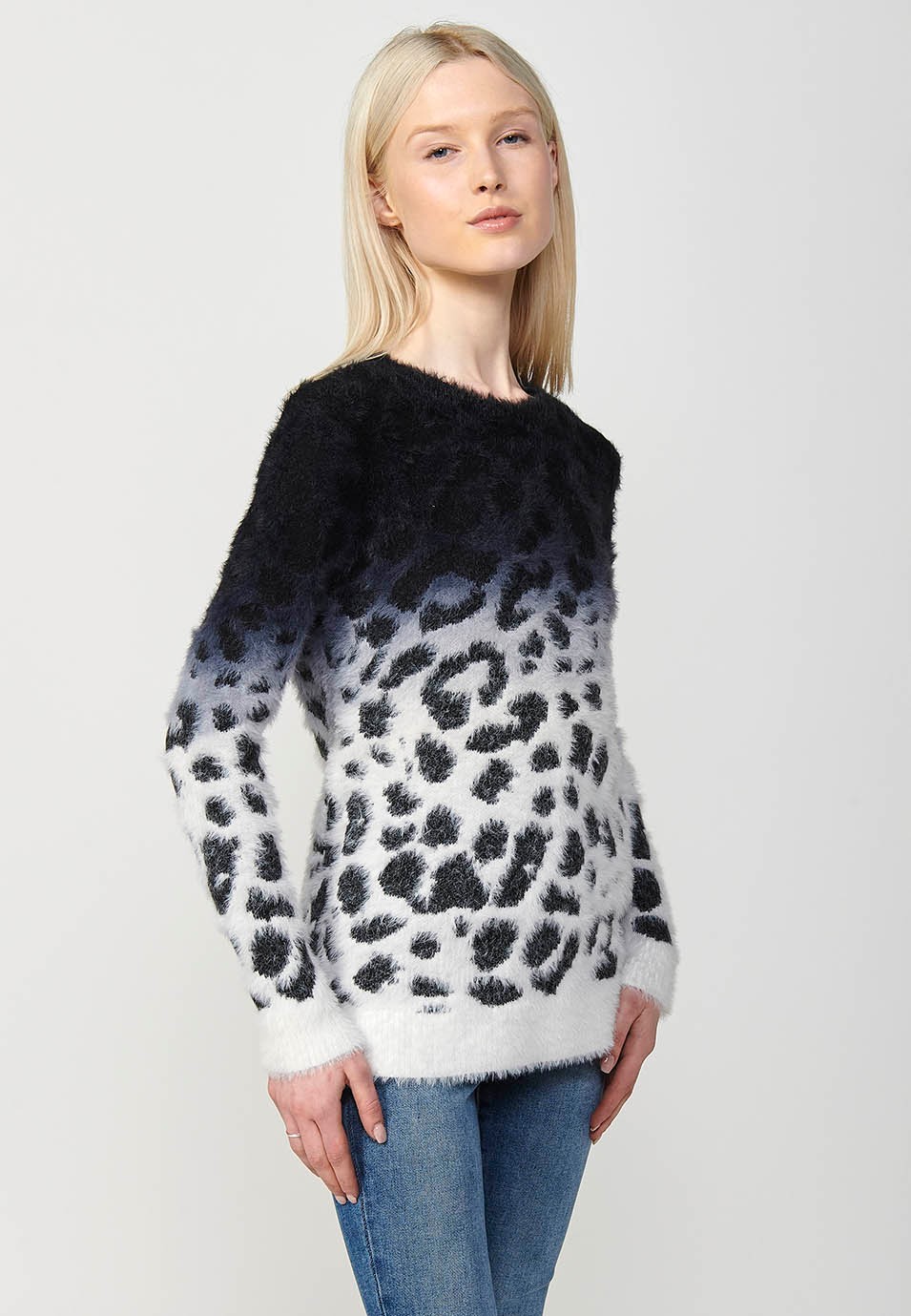 Langärmliger Rundhalspullover mit schwarz-weißem Leoparden-Jacquard mit Farbverlaufseffekt für Damen in Schwarz