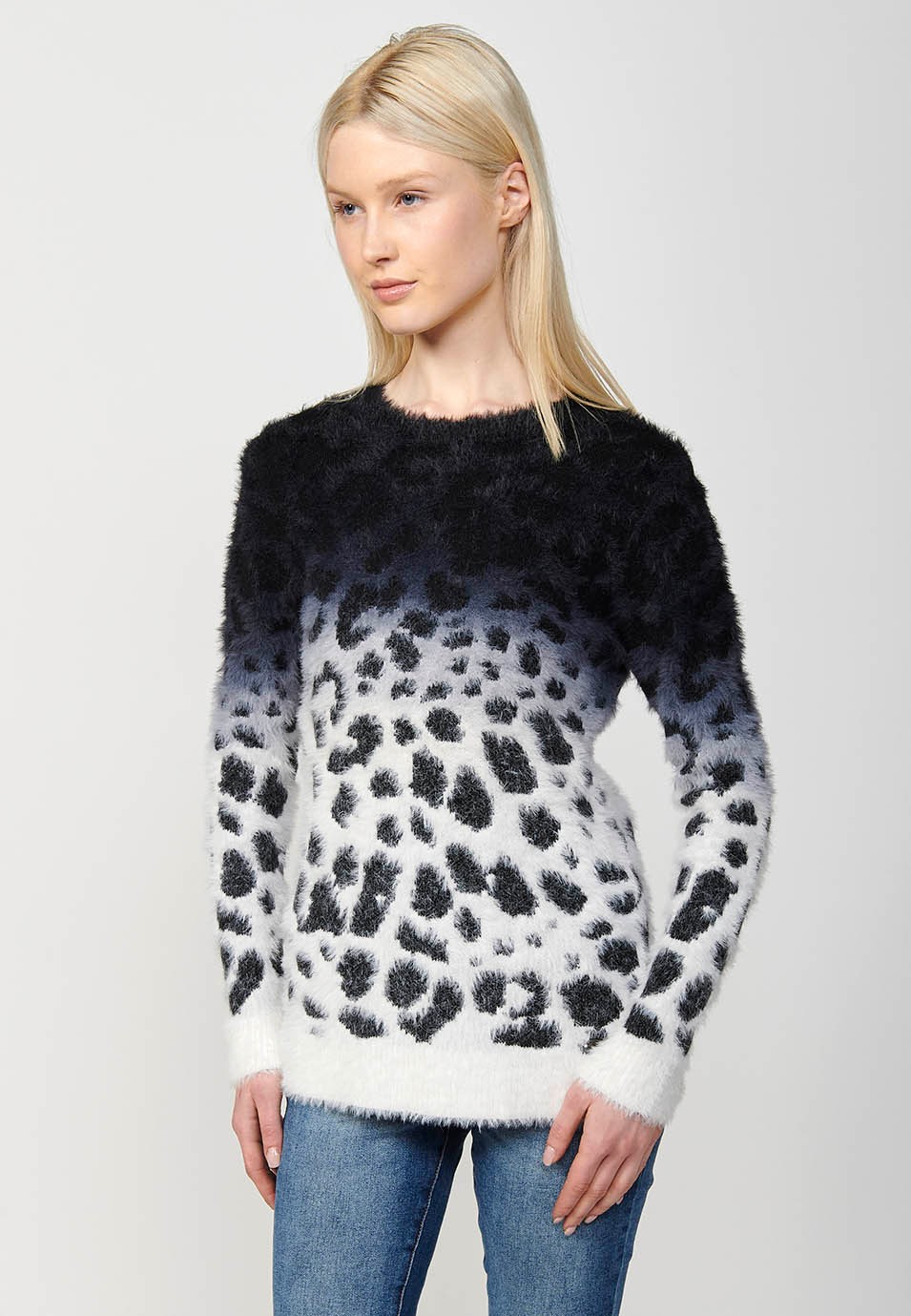 Langärmliger Rundhalspullover mit schwarz-weißem Leoparden-Jacquard mit Farbverlaufseffekt für Damen in Schwarz