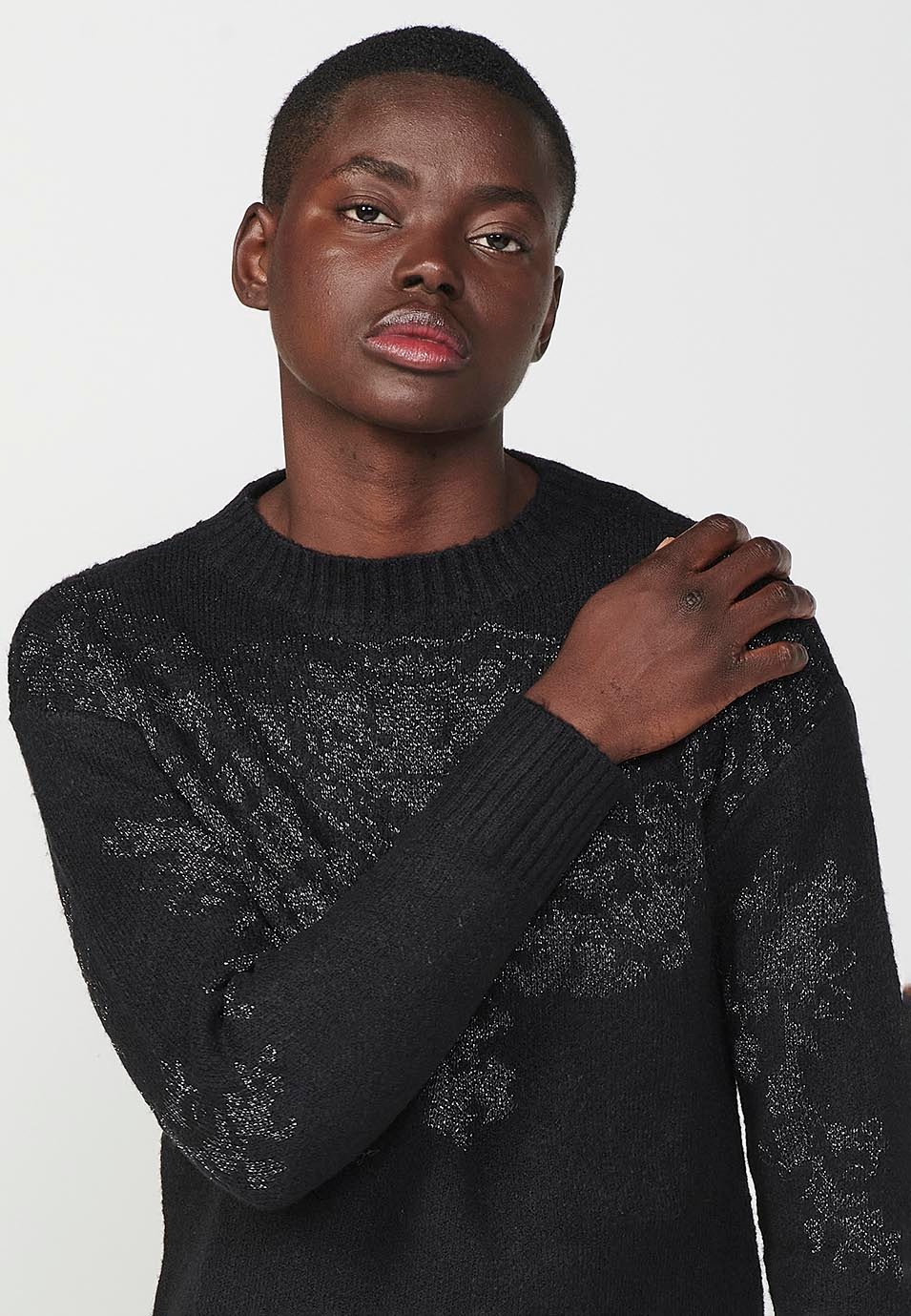 Jersey manga larga con cuello redondo y jacquard con hilo metálico para mujer en color negro