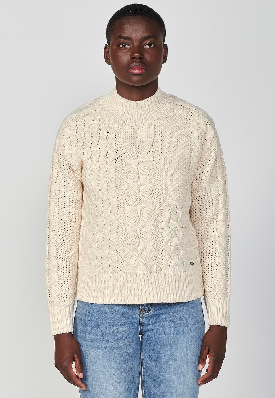 Jersey manga larga y cuello redondo con jacquard de diferentes trenzados para mujer en color crudo