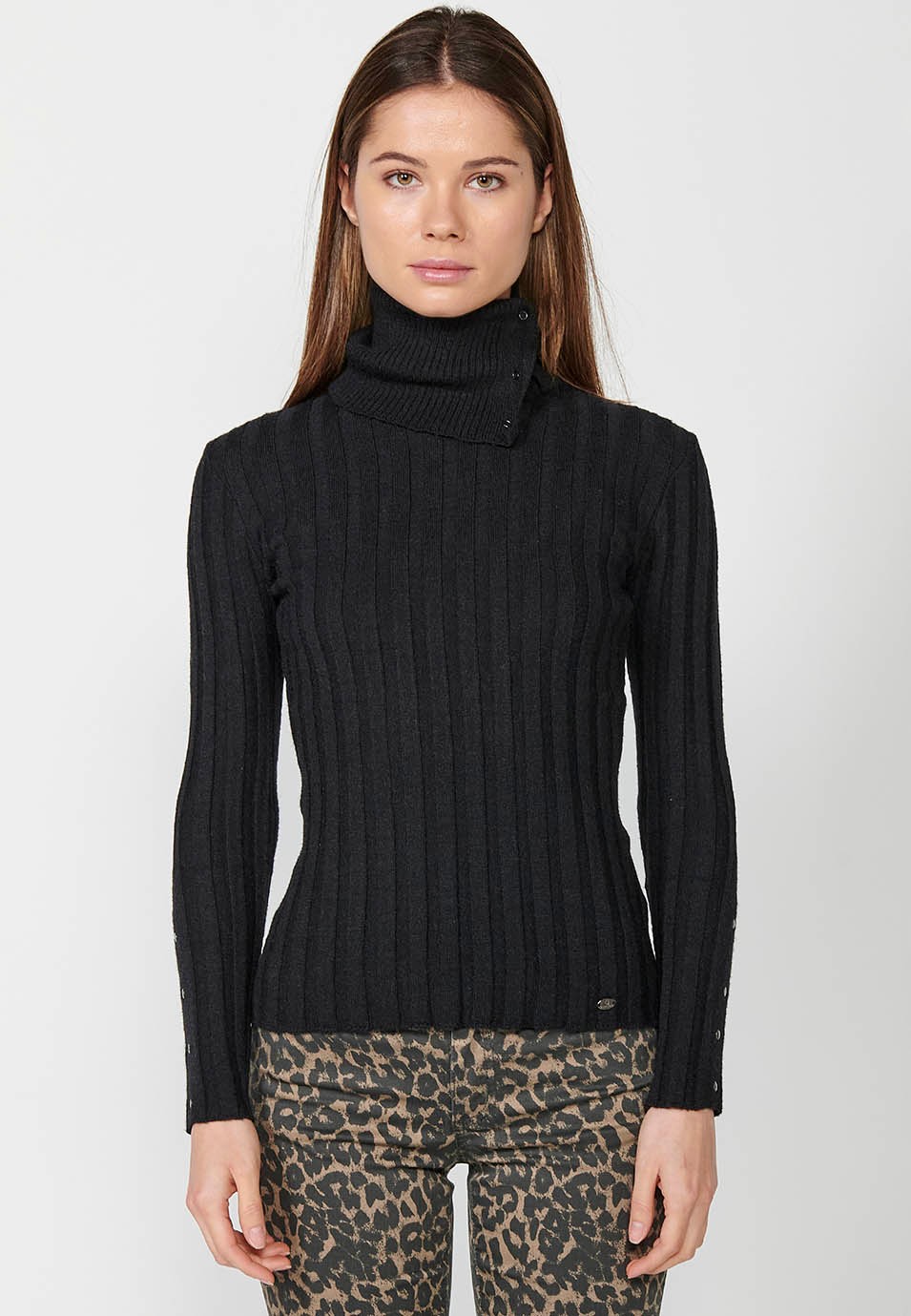 Jersey acanalado manga larga y cuello vuelto con detalles de botones en cuello y puños de mujer en color negro