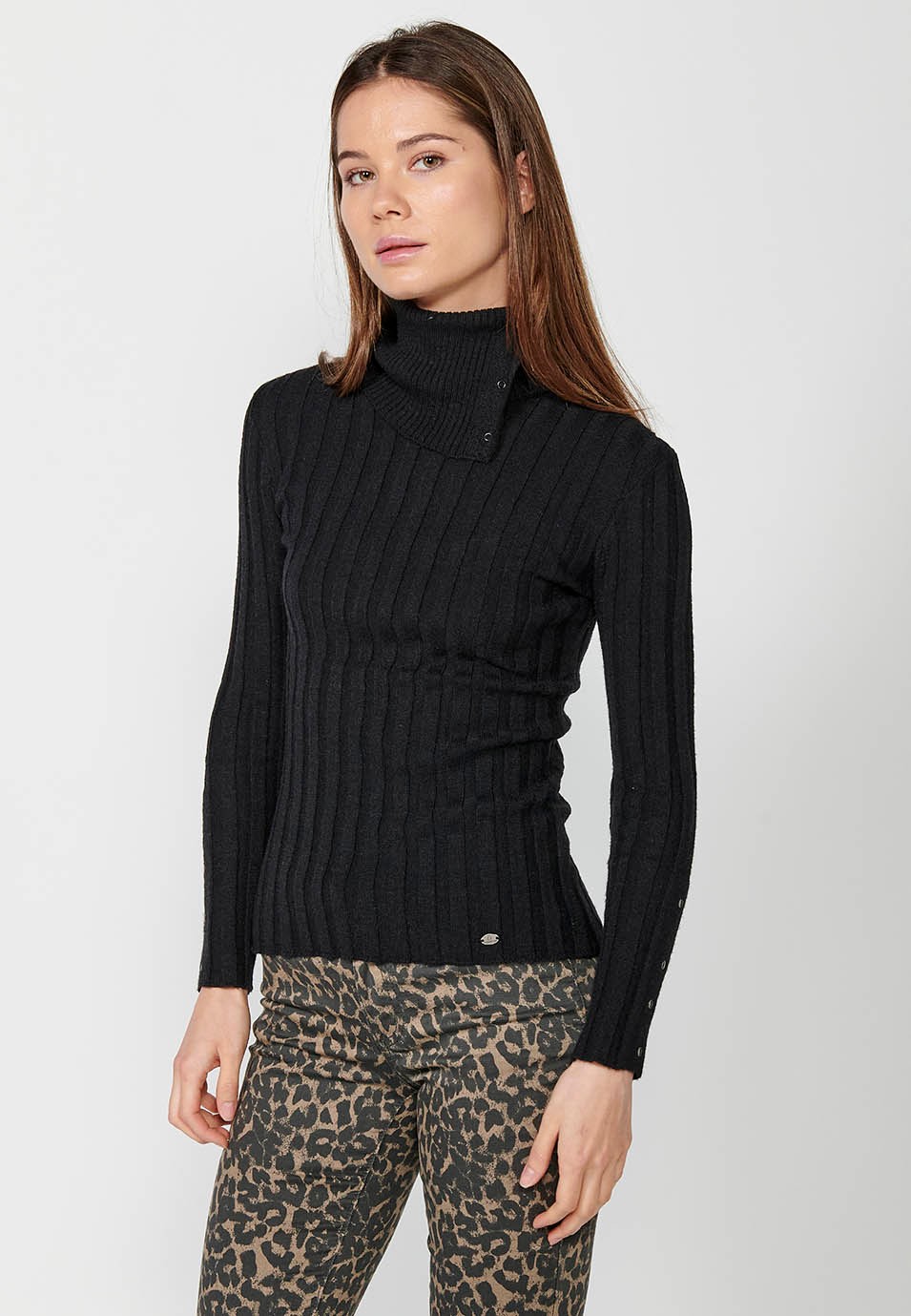 Jersey acanalado manga larga y cuello vuelto con detalles de botones en cuello y puños de mujer en color negro