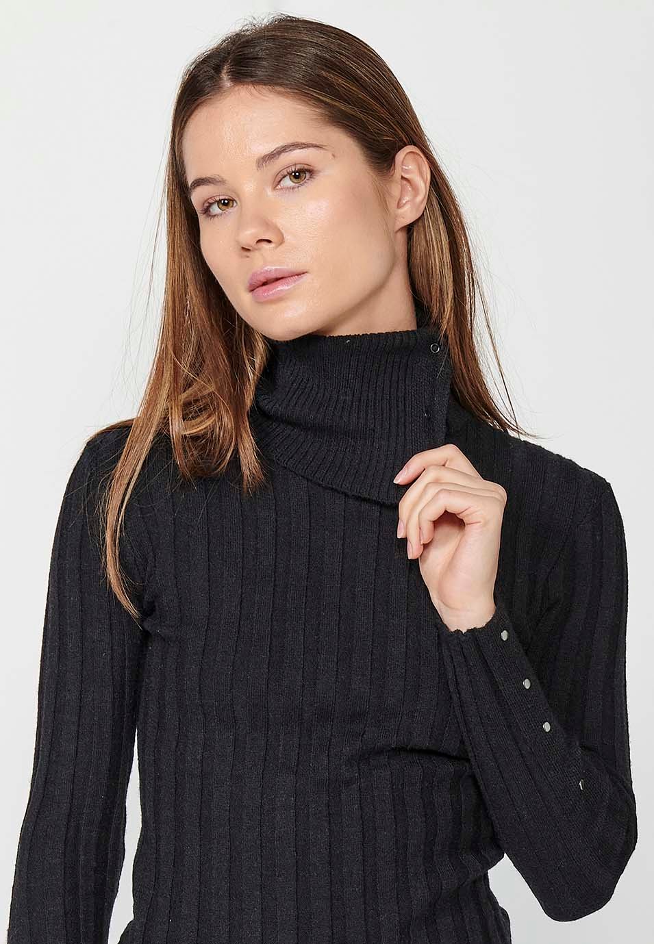 Jersey acanalado manga larga y cuello vuelto con detalles de botones en cuello y puños de mujer en color negro