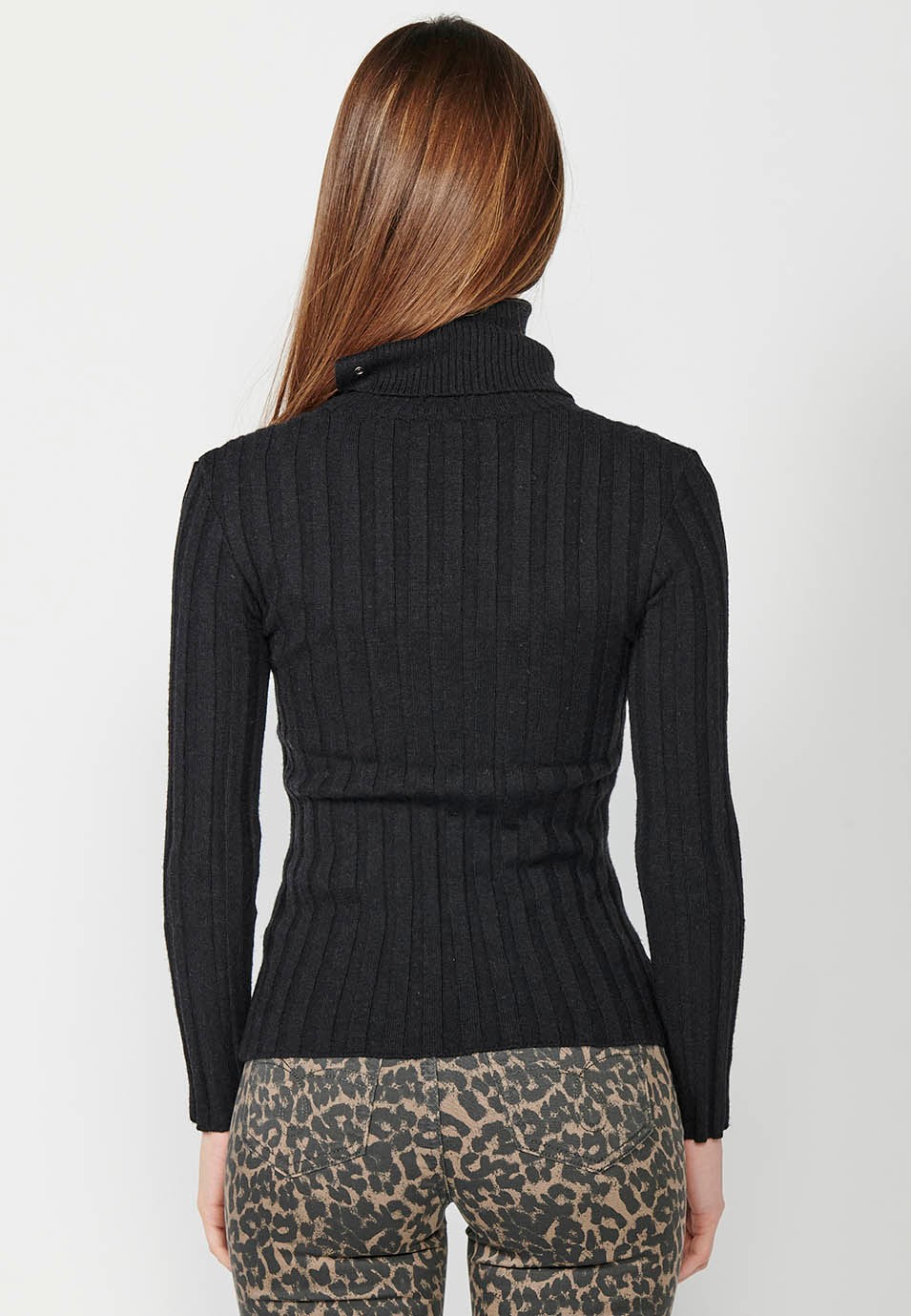 Jersey acanalado manga larga y cuello vuelto con detalles de botones en cuello y puños de mujer en color negro