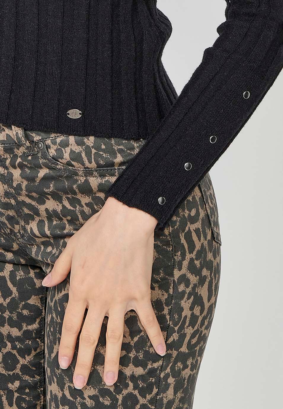 Jersey acanalado manga larga y cuello vuelto con detalles de botones en cuello y puños de mujer en color negro