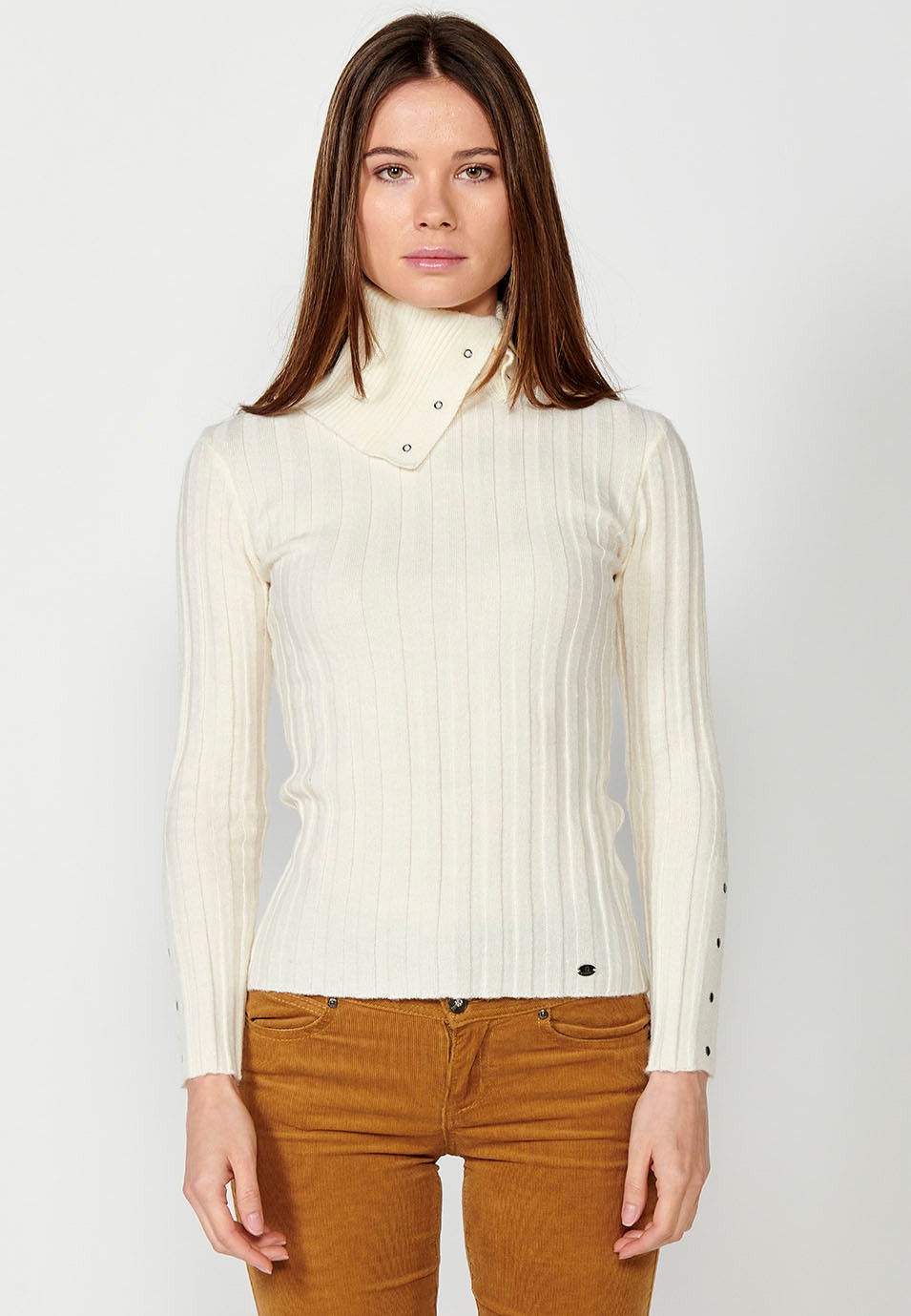 Gerippter Damen-Rollkragenpullover mit langen Ärmeln und Knopfdetails am Kragen und an den Manschetten in der Farbe Ecru