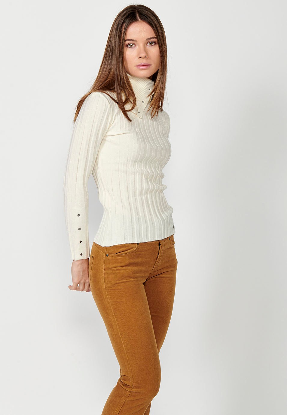 Gerippter Damen-Rollkragenpullover mit langen Ärmeln und Knopfdetails am Kragen und an den Manschetten in der Farbe Ecru