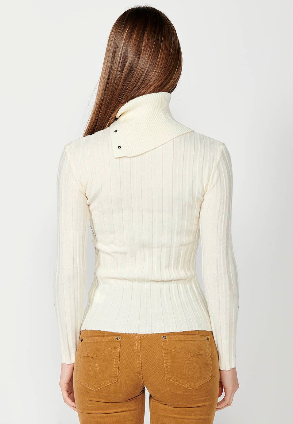 Gerippter Damen-Rollkragenpullover mit langen Ärmeln und Knopfdetails am Kragen und an den Manschetten in der Farbe Ecru