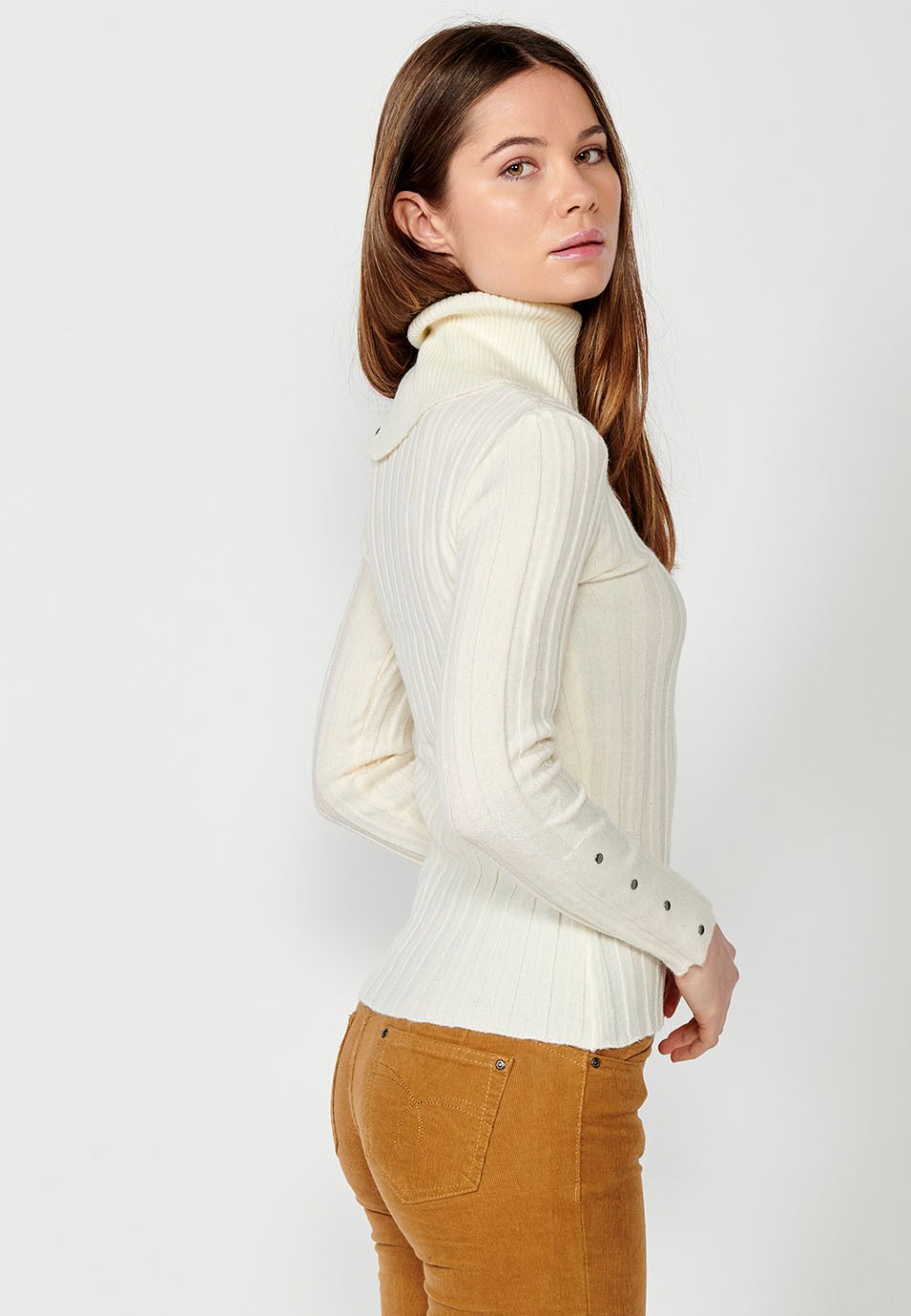 Gerippter Damen-Rollkragenpullover mit langen Ärmeln und Knopfdetails am Kragen und an den Manschetten in der Farbe Ecru