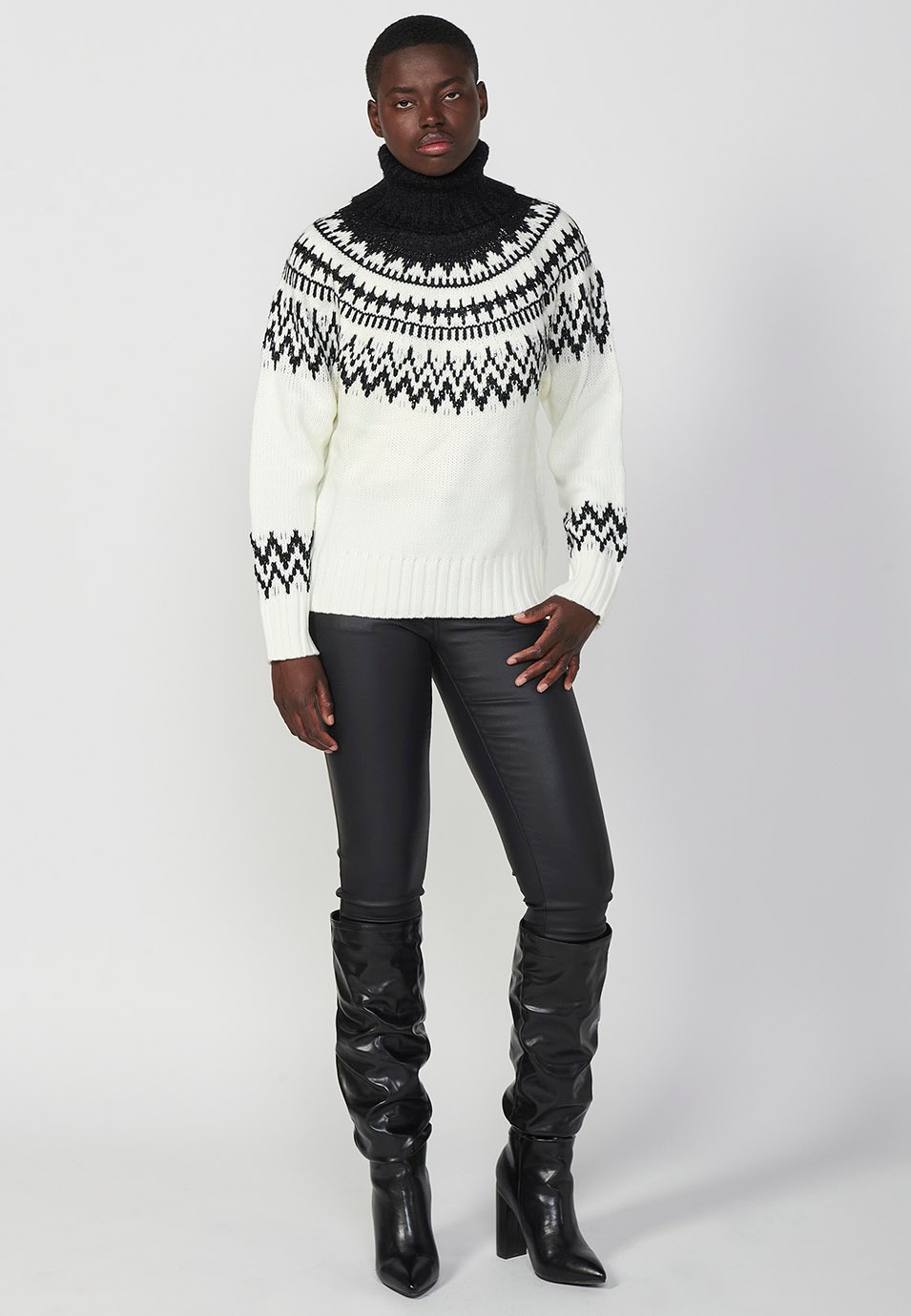 Jersey de cuello alto en dos colores con detalles delanteros para mujer de color crudo