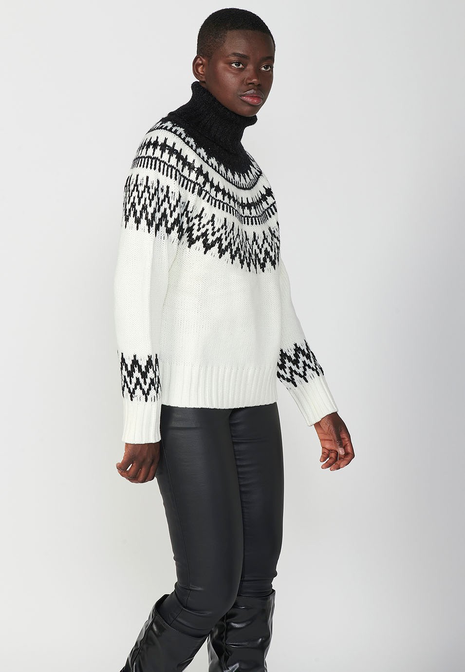 Jersey de cuello alto en dos colores con detalles delanteros para mujer de color crudo