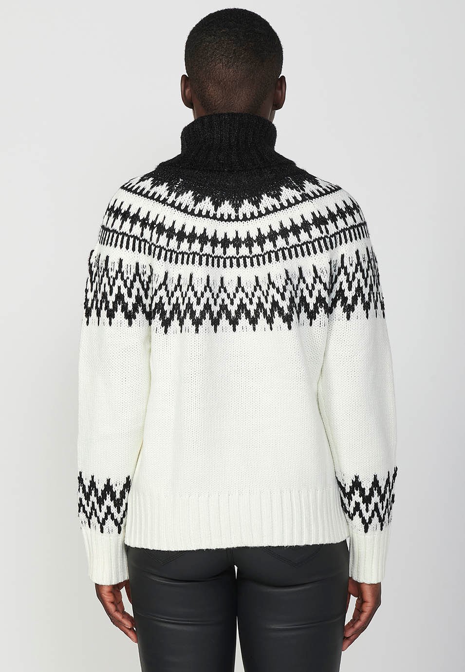 Jersey de cuello alto en dos colores con detalles delanteros para mujer de color crudo