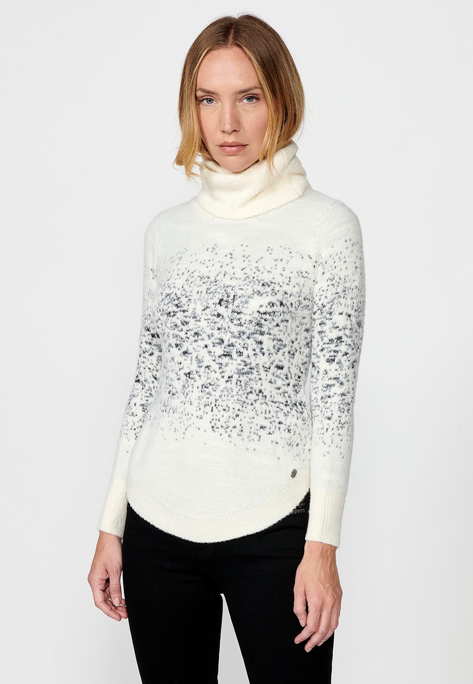 Pull col roulé bicolore à manches longues en intarsia moucheté irrégulier pour femme de couleur écru