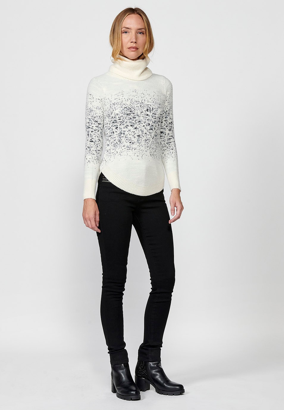 Pull col roulé bicolore à manches longues en intarsia moucheté irrégulier pour femme de couleur écru