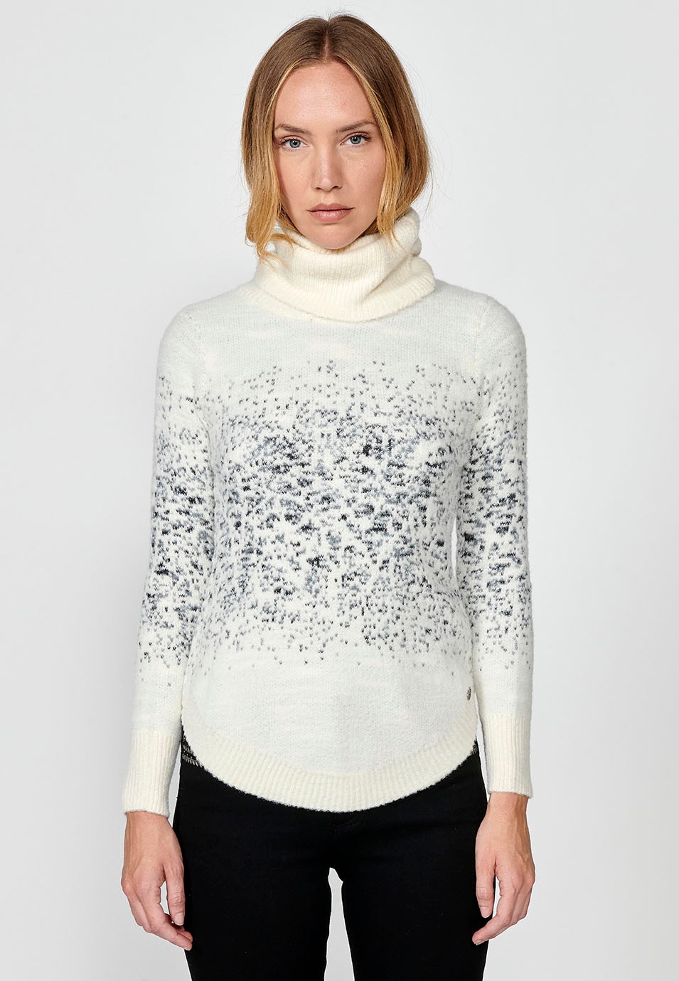 Pull col roulé bicolore à manches longues en intarsia moucheté irrégulier pour femme de couleur écru
