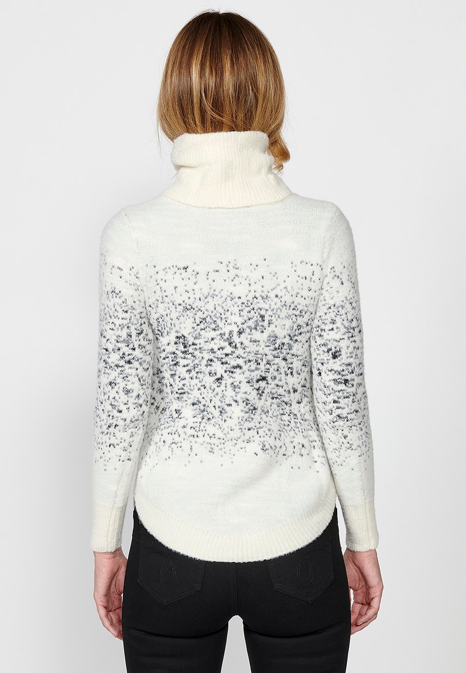 Pull col roulé bicolore à manches longues en intarsia moucheté irrégulier pour femme de couleur écru