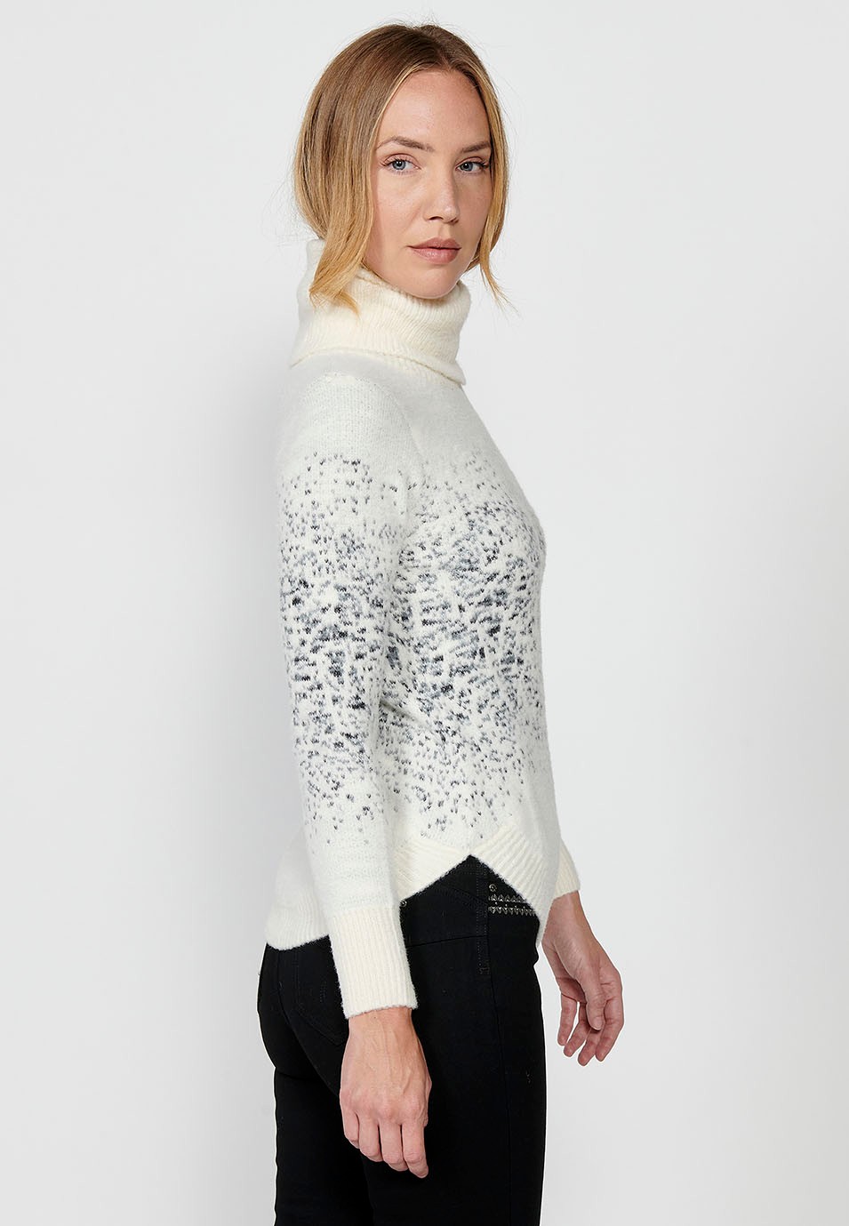 Pull col roulé bicolore à manches longues en intarsia moucheté irrégulier pour femme de couleur écru