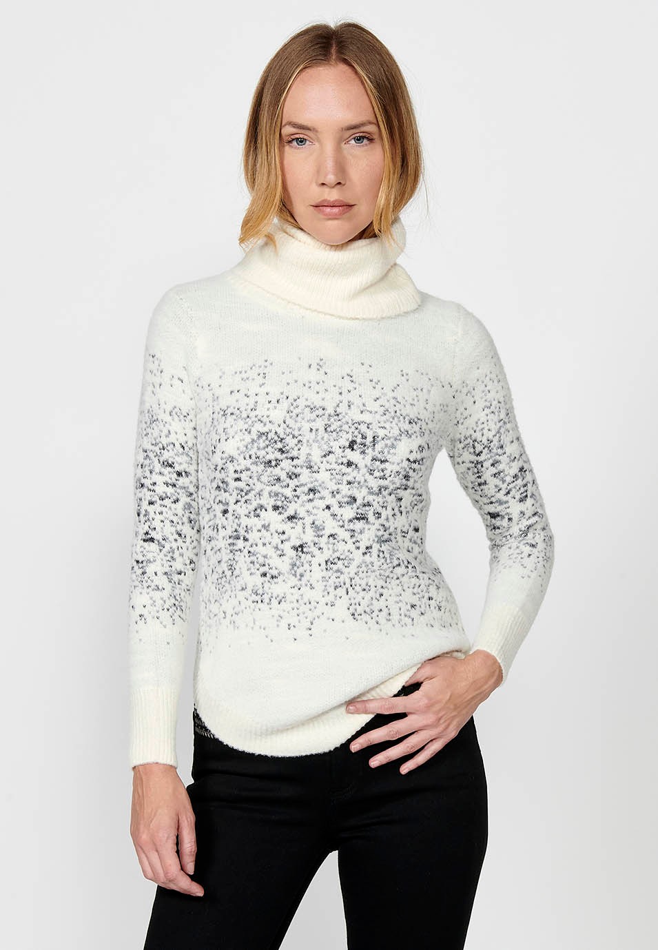 Pull col roulé bicolore à manches longues en intarsia moucheté irrégulier pour femme de couleur écru