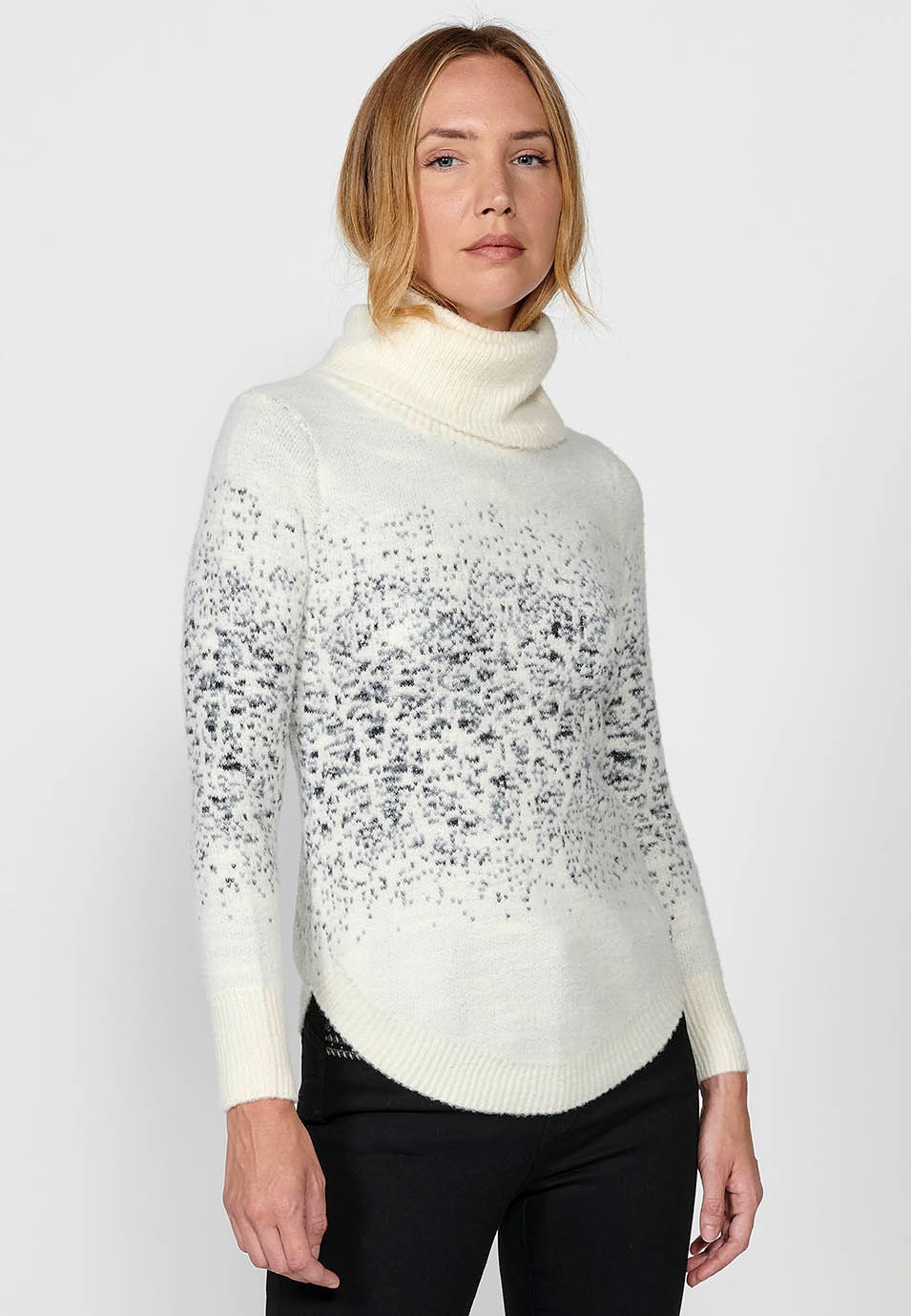 Pull col roulé bicolore à manches longues en intarsia moucheté irrégulier pour femme de couleur écru
