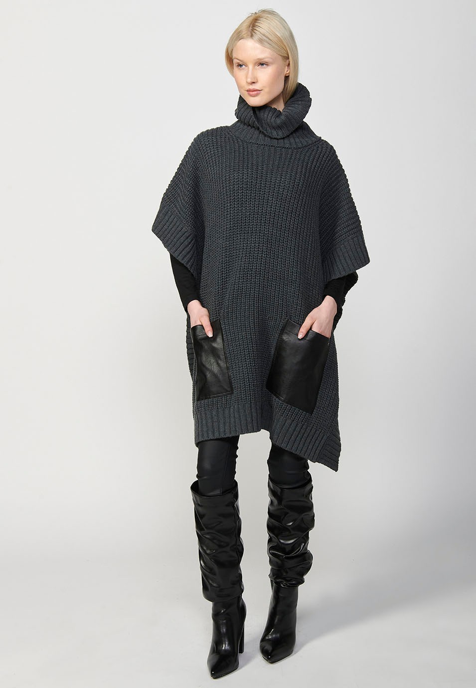 Grauer Damen-Rollkragenpullover aus Trikotstoff im Cape-Stil mit aufgesetzten Taschen vorne