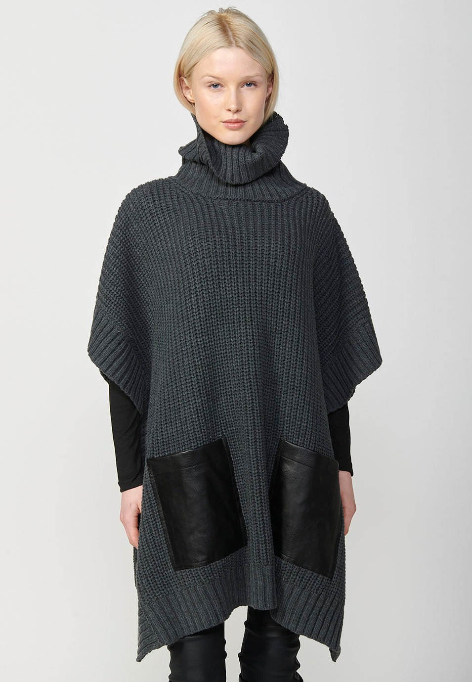 Grauer Damen-Rollkragenpullover aus Trikotstoff im Cape-Stil mit aufgesetzten Taschen vorne