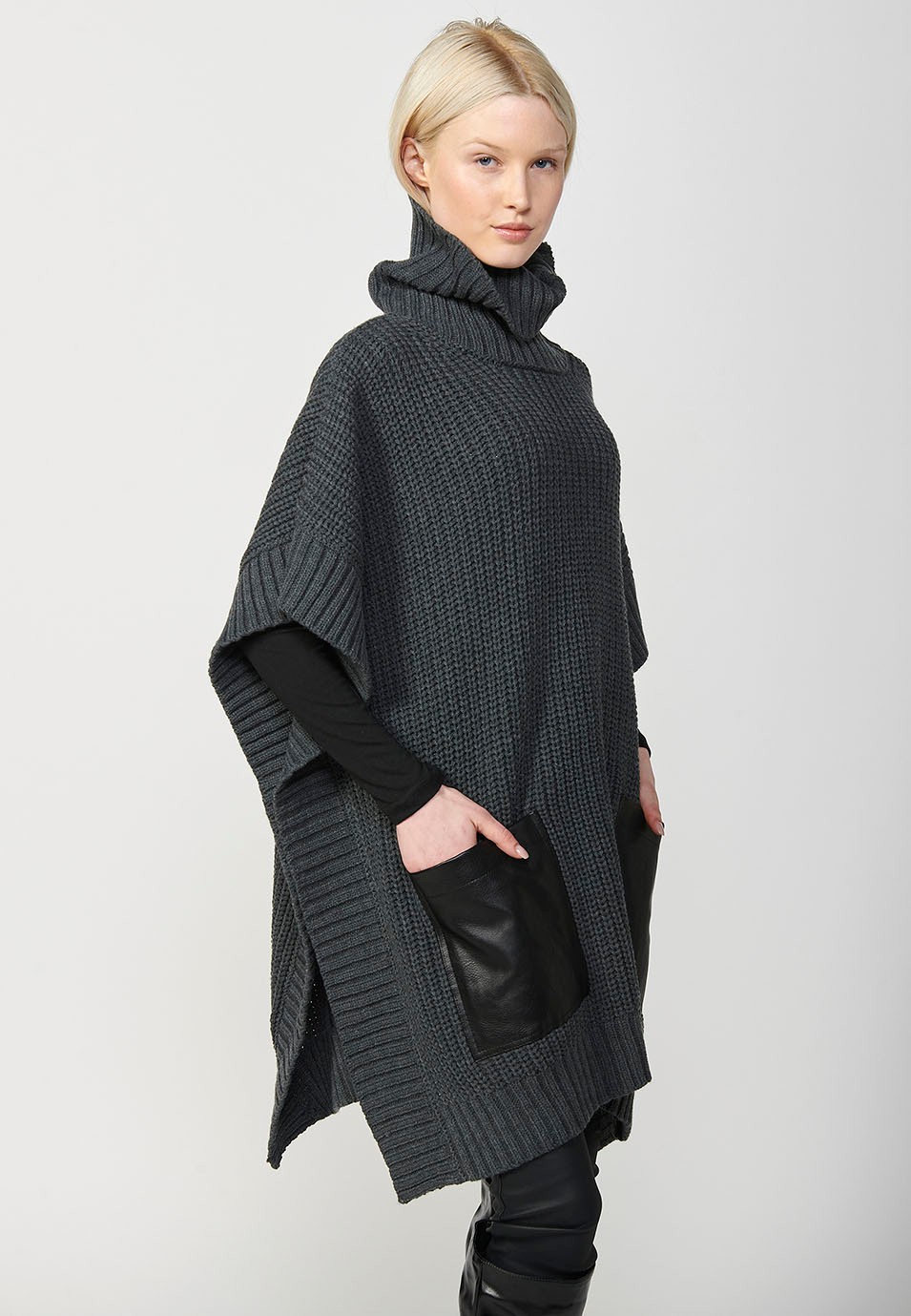 Grauer Damen-Rollkragenpullover aus Trikotstoff im Cape-Stil mit aufgesetzten Taschen vorne