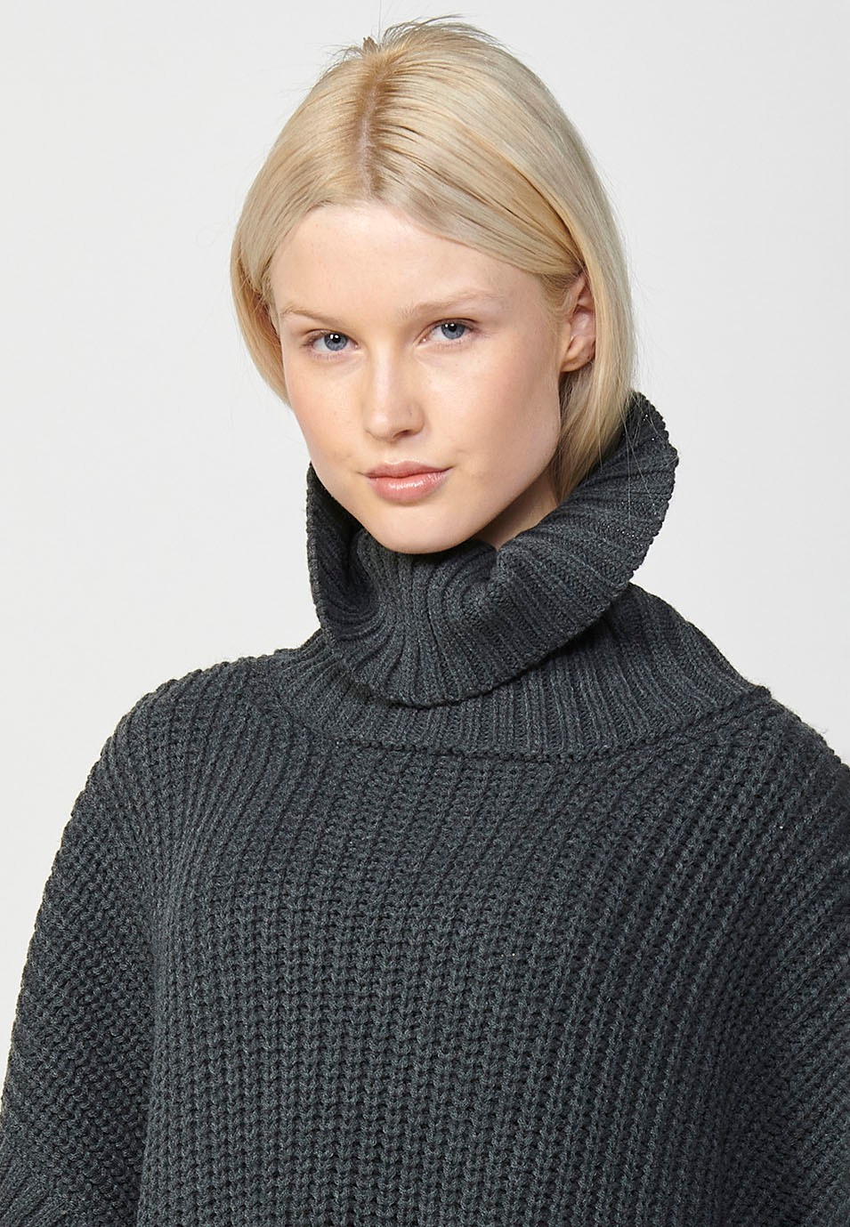 Grauer Damen-Rollkragenpullover aus Trikotstoff im Cape-Stil mit aufgesetzten Taschen vorne