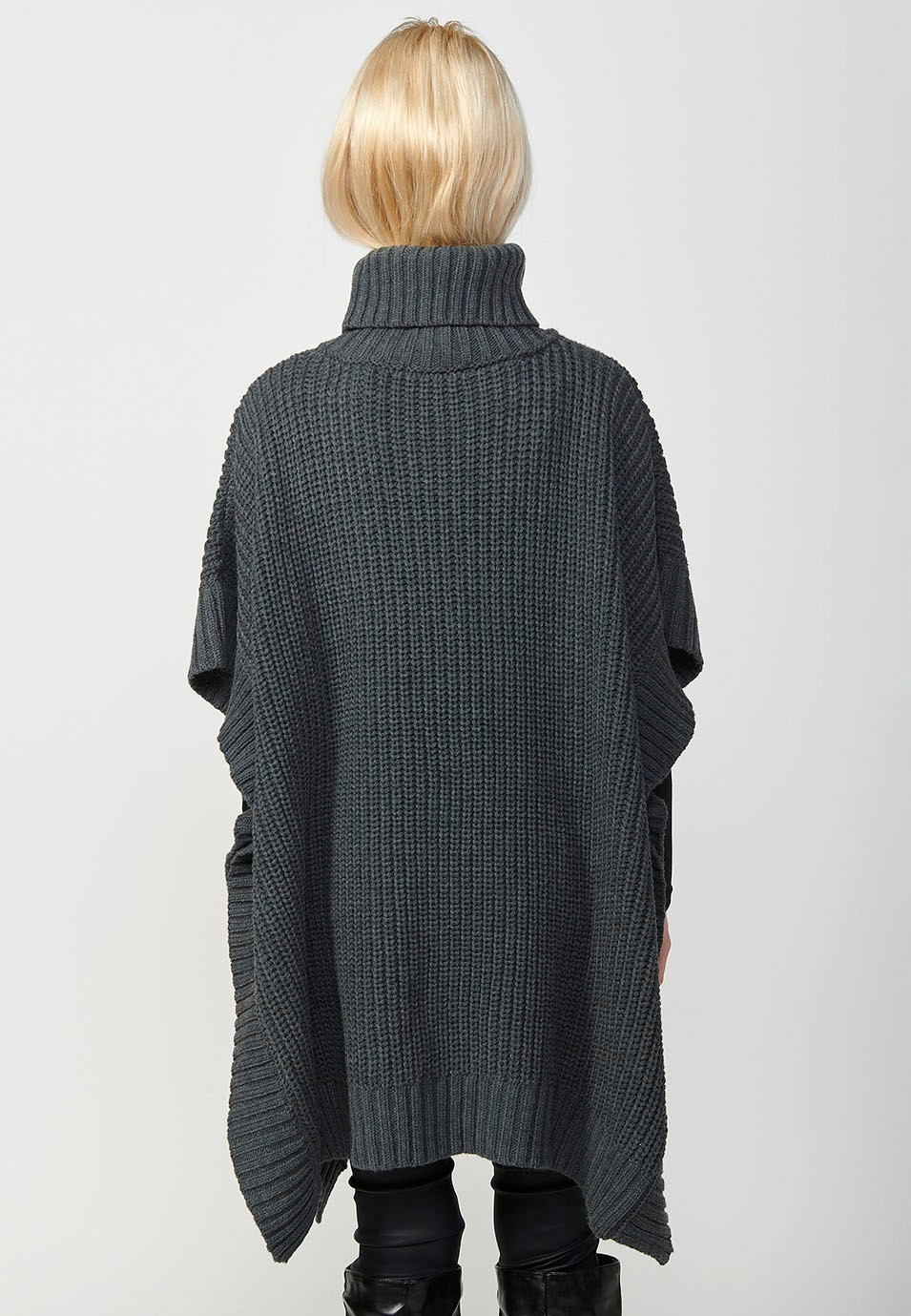Grauer Damen-Rollkragenpullover aus Trikotstoff im Cape-Stil mit aufgesetzten Taschen vorne