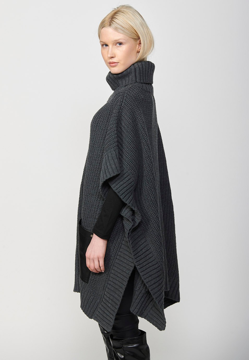 Grauer Damen-Rollkragenpullover aus Trikotstoff im Cape-Stil mit aufgesetzten Taschen vorne