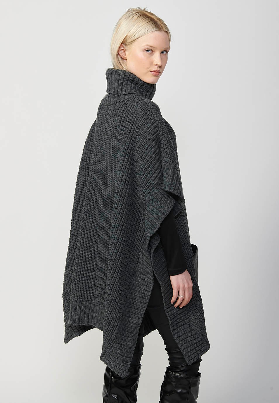 Grauer Damen-Rollkragenpullover aus Trikotstoff im Cape-Stil mit aufgesetzten Taschen vorne