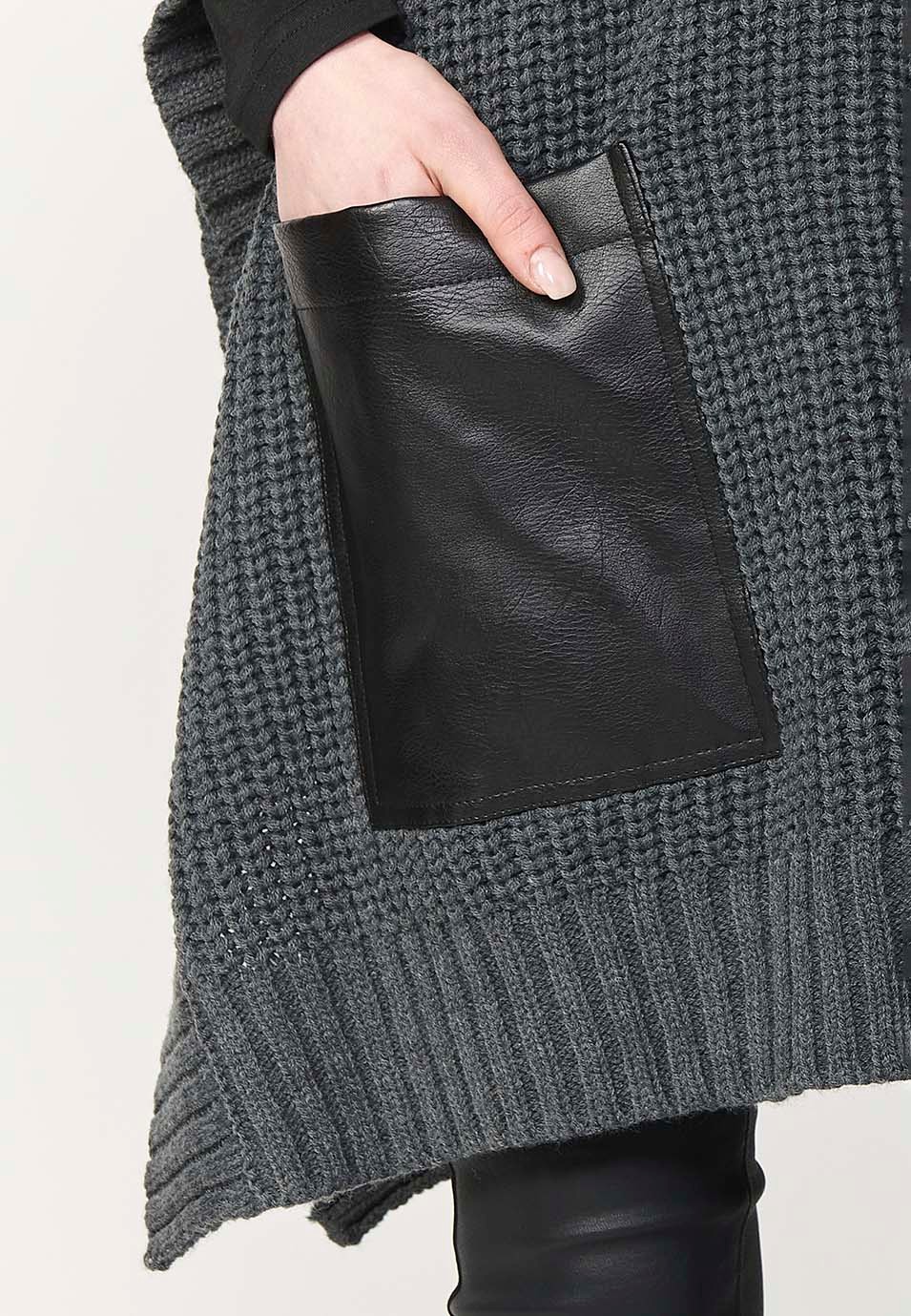 Grauer Damen-Rollkragenpullover aus Trikotstoff im Cape-Stil mit aufgesetzten Taschen vorne